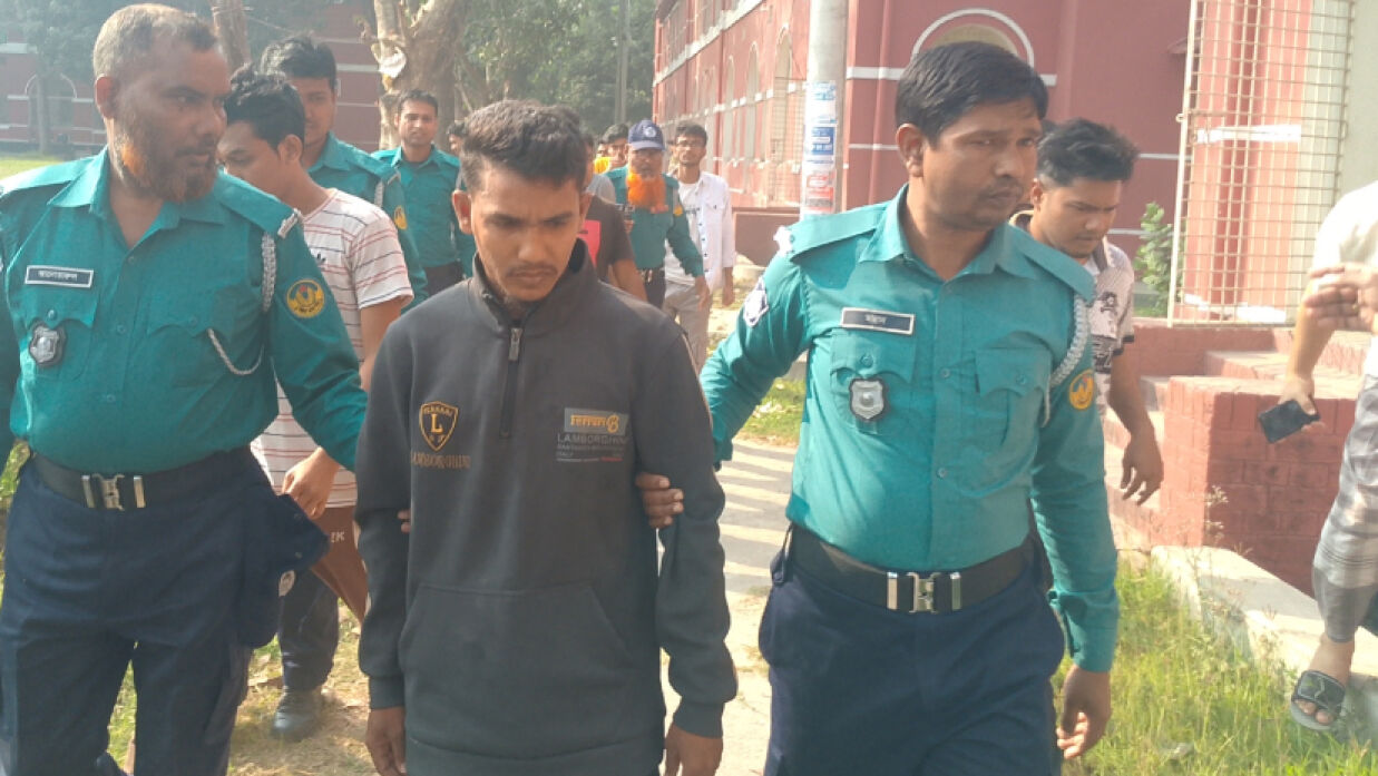 চায়ের দোকানে বসে থাকা ছাত্রলীগ কর্মীকে পুলিশে সোপর্দ